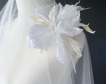 Fiore di seta Iris bianco-oro, accessorio per capelli e spilla, fermaglio per capelli, fiore per capelli, fiore da bouquet, spilla in crema, bianco, avorio, ecru