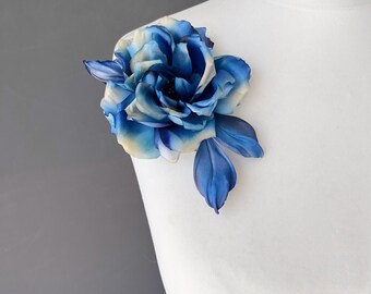 Rosa blu realizzata in seta, spilla floreale, gioiello, spilla, fiore di seta, fiore di seta, fiore di stoffa, fiore blu crema