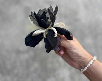 Spilla e accessorio per capelli a forma di iris di seta, nero e oro, fermaglio per capelli, fiore per capelli, fiore da corsage, fiore da spilla, fiore di seta, spilla, fiore di seta