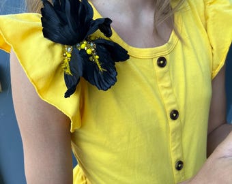 Spilla e accessorio per capelli in seta nera e gialla a forma di iris, fermaglio per capelli, fiore per capelli, fiore da corsage, fiore da spilla, fiore di seta, spilla, fiore di seta giallo