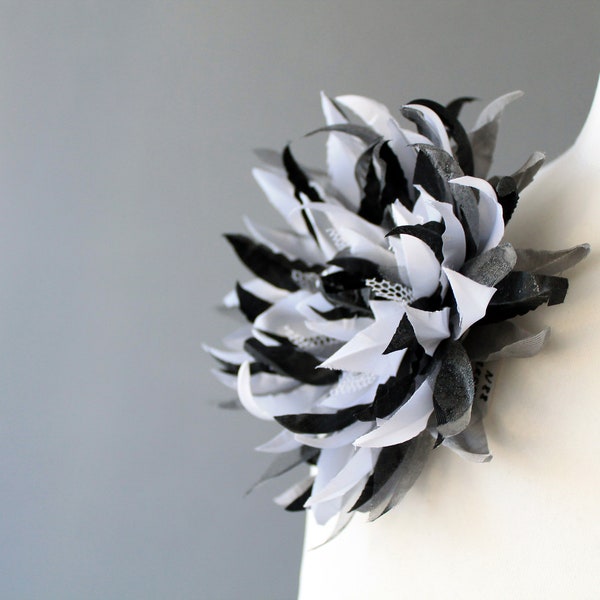 Georgine Stoffblume Dahlie Brosche Anstecker schwarz-weiß Cocktailkleid Chiffon Blume Chrysantheme Seidenblume schwarz weiß