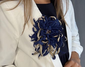 Broche de crisantemo, azul y dorado, flor de seda, broche de tela, broche para vestidos de cóctel, flor de dalia, broche de flor