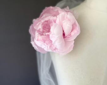 Vintage pioenroos van zijde, poederroze, pastelroze broche of haarbloem, speld, brocheclip, roze