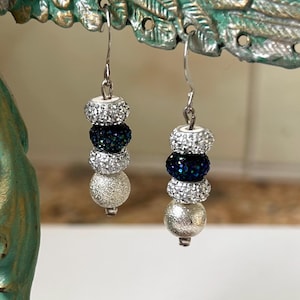 Pendientes colgantes de plata brillante y diamantes de imitación azules