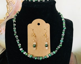 Conjunto de collar, pulsera y pendientes de perlas de agua dulce y cristales verdes