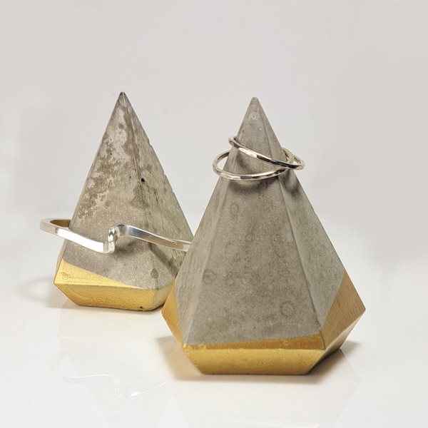 Présentoir pour bagues en béton et or - Sculpture de présentation de bijoux pyramide en diamant, présentoir à bijoux, présentoir à bijoux