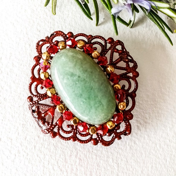 Broche aventurine et filigrane rouge Pierre verte et résille rouge