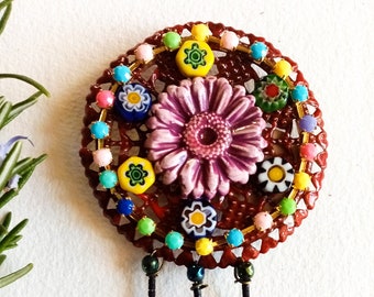 Bemalte und lackierte filigrane Brosche mit Millefiori-Perlen Hippie Mandala