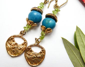 Boucles d'oreilles en bronze doré avec perles graines d'açaï  Fleurs d'açaï et fruits turquoises