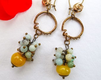 Ohrringe mit gelben Jadeperlen und vergoldeten Bronzesträußen exotischer Früchte