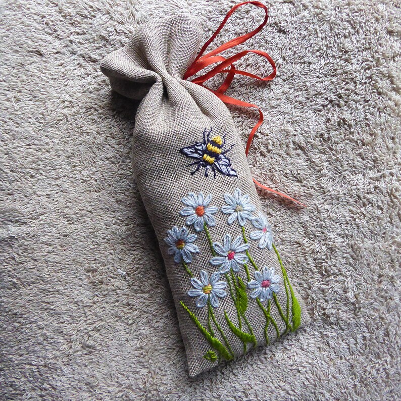 Duftendes Lavendelsäckchen aus handbesticktem Leinen mit Biene und Gänseblümchen Bild 1