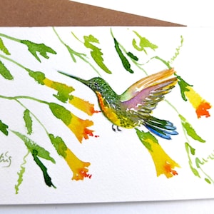 Original handgemalte Aquarell-Postkarte Mehrfarbiger Kolibri im gelben Hibiskus