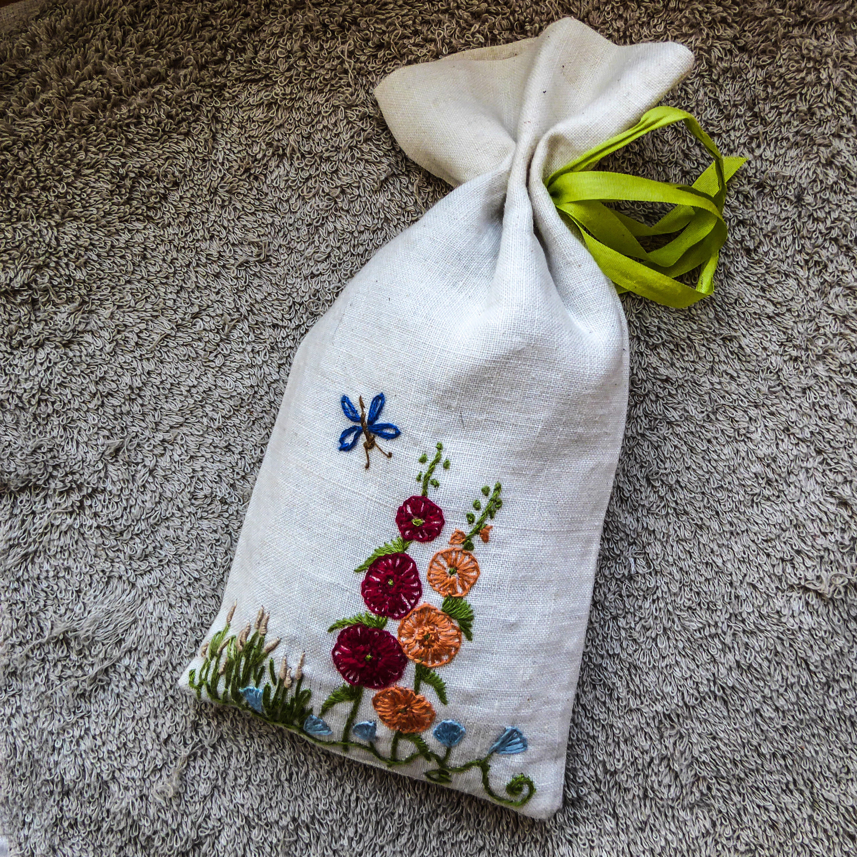 Sac de Lavande en Lin Brodé Main Parfumé Roses Trémières