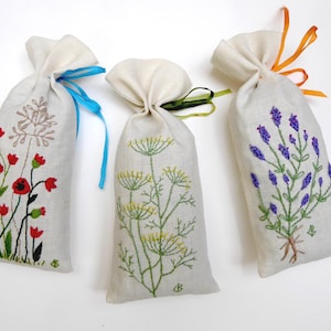 Duftende Lavendelsäckchen aus handbesticktem Leinen. Mohnblumen, Dill und Lavendelpflanze