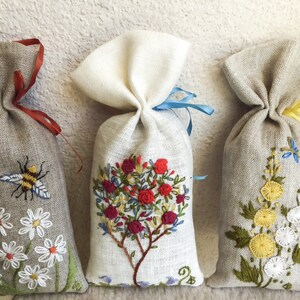 Scented lavender bag in hand-embroidered linen Bee and daisies image 4