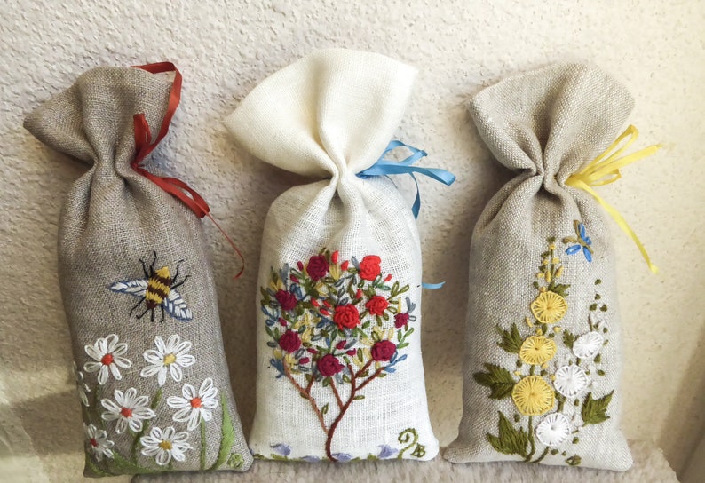 Scented lavender bag in hand-embroidered linen Bee and daisies image 4