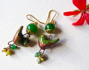 Boucles d'oreilles oiseau vert et or avec perles de jade L'oiseau vert émeraude