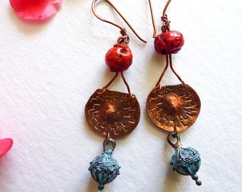 Boucles d'oreilles ethniques avec perle de verre cuivrée  et bronze bleu Le feu et la patine du temps