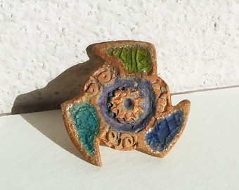 Broche en terre cuite émaillée Triskèle bleu océan