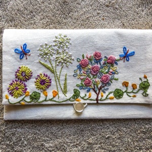 Semi-rigid pocket in hand-embroidered linen Pink butterflies and nasturtiums