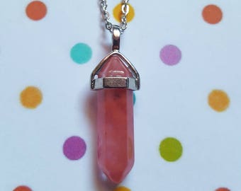Collar de cuarzo cereza / Colgante de piedra preciosa con forma de bala / Joyería de cristal decorativa / Cadena plateada de 40 cm
