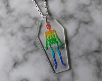 Collar de ataúd con esqueleto arcoíris - Colgante acrílico impreso en cadena de plata / Regalo de joyería gótica para Halloween
