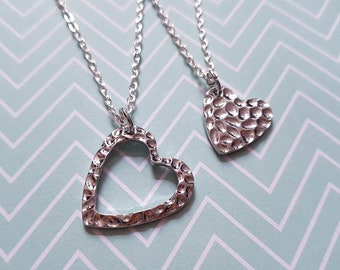Matchande hjärthalsbandset för mor och dotter | Silverpläterade smycken | Present till mamma och dotter | Texturerade hängen
