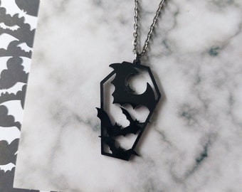 Collana a forma di bara di pipistrelli - Ciondolo gotico in acrilico su catena color canna di fucile, gioiello alternativo di Halloween, regalo spettrale