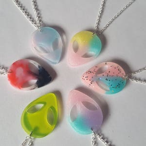 Collier extraterrestre scintillant, collier Alien, pendentif Alien, collier pendentif, Glitter, Alien, Kawaii, Espace extra-atmosphérique, Goth pastel, Cadeaux pour garçons
