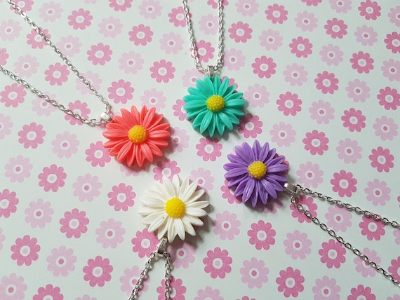 ★送料・関税込★MONDAY EDITION★GLITTER DAISY NECKLACE★ Daisy Necklace, Flower Necklace, Daisy Flower Necklace