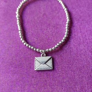 pulsera de encanto de sobre, pulsera de sobre, pulsera de dije de cuentas, pulsera de cuentas, pulsera de carta de amor, sobre, carta, carta de amor