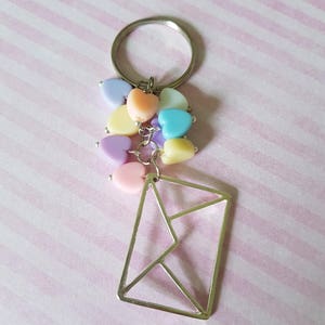 Llavero de cartas de amor, Llavero con cuentas, Corazones, Cuentas de corazón, Pasteles, Corazones pastel, Cuentas pastel, Llavero, Bagcharm, Carta, Sobre