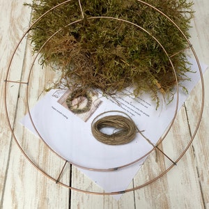 Pu&ograve; includere: Un kit per la creazione di ghirlande con un telaio in filo di rame, muschio verde, spago e istruzioni. Il kit include un telaio metallico circolare, muschio secco, una bobina di spago e una guida stampata.