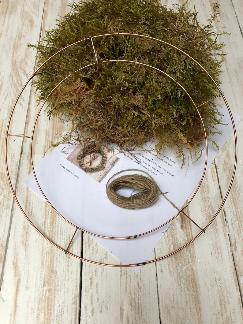 Pu&ograve; includere: Un kit per la creazione di ghirlande con un telaio in filo di rame, muschio verde, spago e istruzioni. Il kit include un telaio metallico circolare, muschio secco, una bobina di spago e una guida stampata.