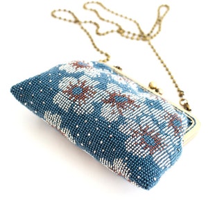 Sac à main bleu tricoté à la main en verre bleu, blanc et marron Perles tchèques / Pochette / Sac à main