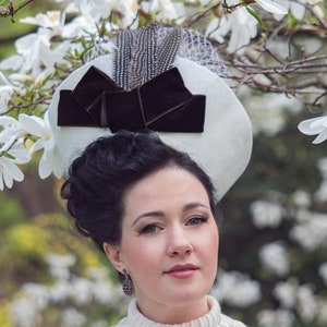 Milky Edwardian hat with velvet ribbons and feathers of Belle Epoque.