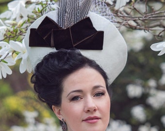 Milky Edwardian hat with velvet ribbons and feathers of Belle Epoque.