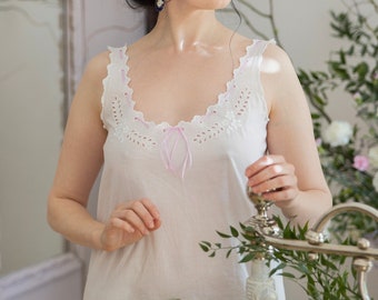 White cotton batiste chemise / camisole with embroidery "leafs" of Edwardian period