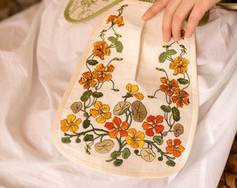 Bolso bordado do século XVIII com capuchinhas. Bolso feminino georgiano.