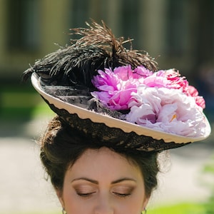 Beige Edwardian hat with flowers, lace and feathers in Belle Epoque style