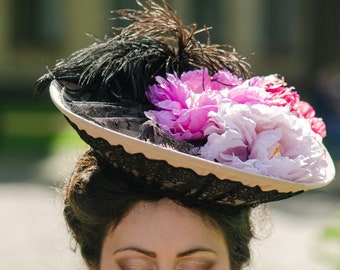 Beige Edwardian hat with flowers, lace and feathers in Belle Epoque style