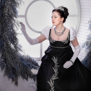 Regency schwarzes Ballkleid 1810er Jahre mit Stickerei. Empire Abend- und Ballkleid.