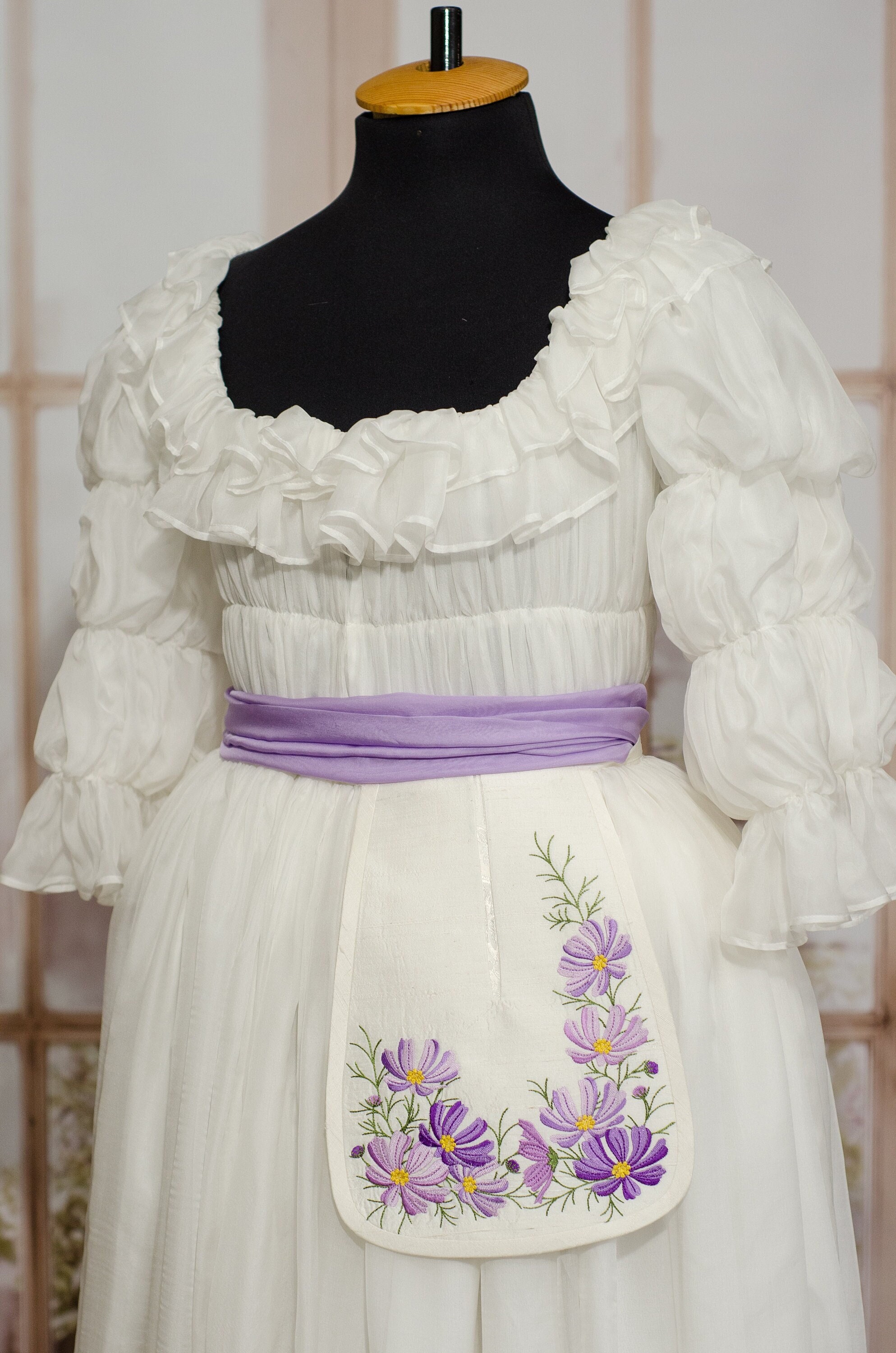 Embroidered 18th century pocket with lilac flowers. Georgian ladies pocket.