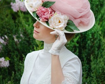 エドワード朝のつば広帽子：クリーム色の花柄チュール、歴史的レプリカ