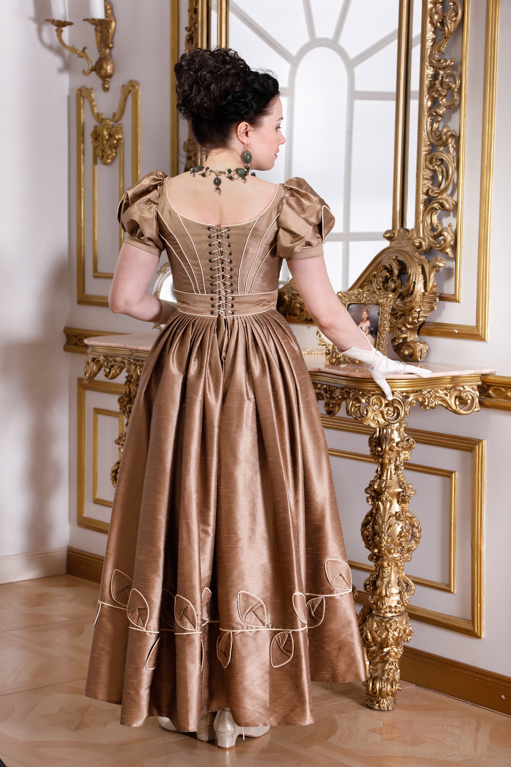 1820年代のビーダーマイヤー様式のダークベージュのドレス、後期