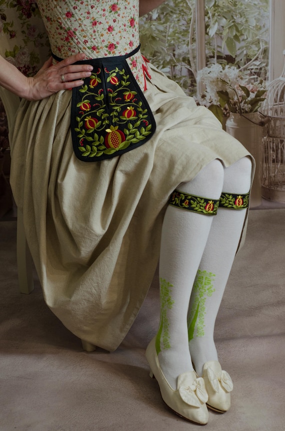 ザクロの刺繍が入った18世紀の黒いポケット。ジョージ王朝時代の婦人用