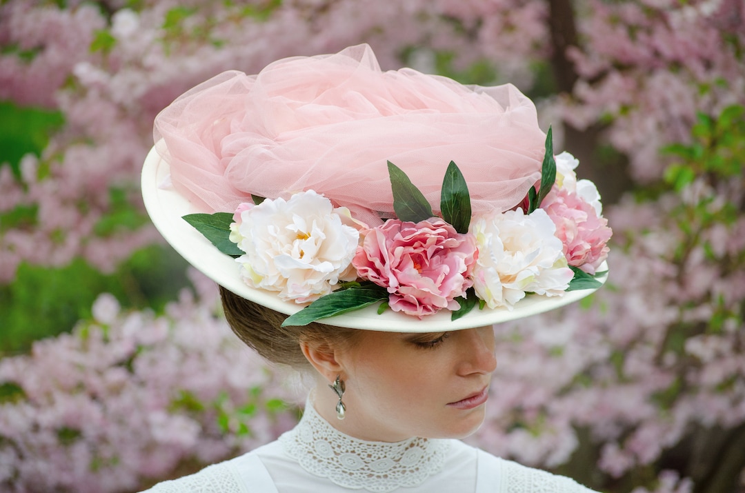 エドワード朝のつば広帽子：クリーム色の花柄チュール、歴史的レプリカ