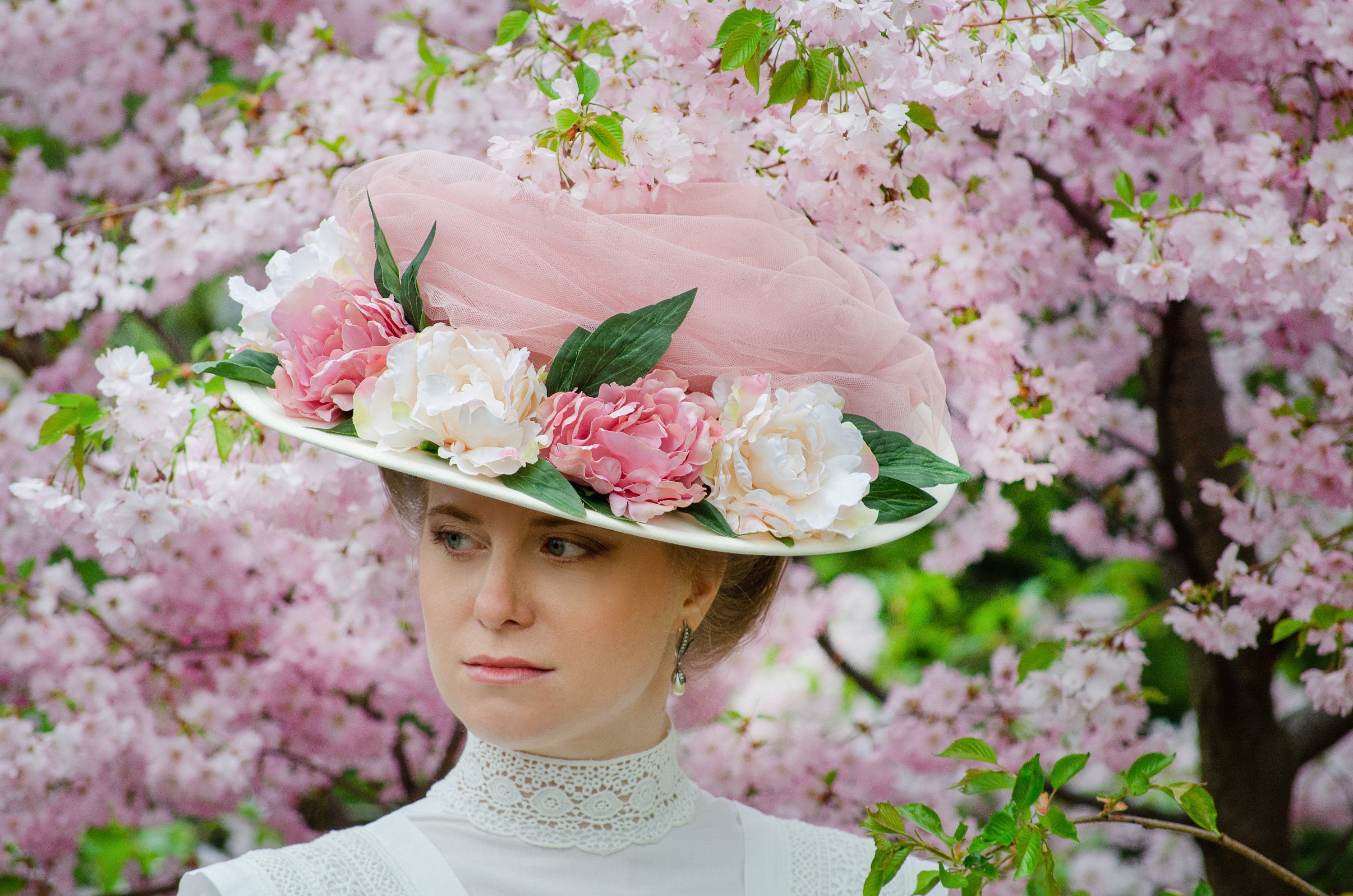 エドワード朝のつば広帽子：クリーム色の花柄チュール、歴史的レプリカ