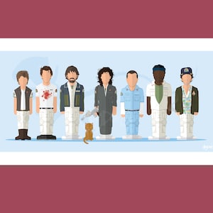 Puede incluir: Una impresión artística rectangular con ilustraciones estilizadas de siete personajes en fila. Los personajes visten varios atuendos, incluyendo un traje espacial, una camisa hawaiana y una camisa blanca con salpicaduras de sangre. También se incluye un pequeño gato naranja.