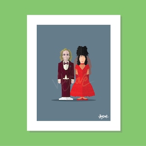 Puede incluir: Una ilustración digital de una pareja en un entorno formal. El hombre lleva un traje burdeos con una camisa blanca y una pajarita negra. La mujer lleva un vestido rojo con un cuello negro y un velo negro. El fondo es azul oscuro.